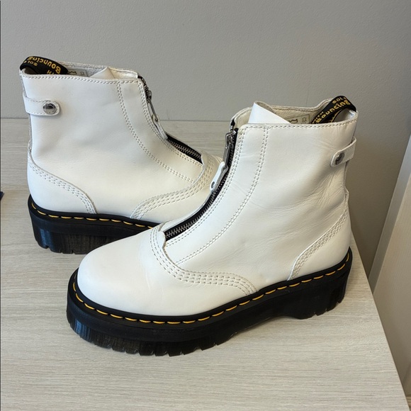 Dr. Martens White leather Jetta zip up Ankle Boots with Black Soles size 8 - Picture 3 of 8